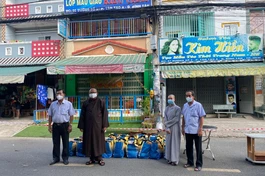 Quan Âm tu viện phối hợp Ban Trị sự quận Bình Tân trao quà đến người dân khu cách ly, phong tỏa