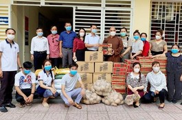 150 phần quà được trao đến các em sinh viên Lào tại trường Đại học Y khoa Vinh