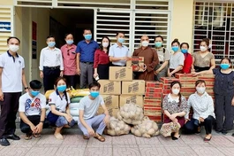 150 phần quà được trao đến các em sinh viên Lào tại trường Đại học Y khoa Vinh