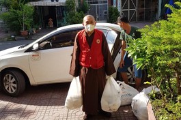 Thượng tọa Thích Lệ Quang đã tặng những suất cơm đến các khu cách ly từ nhiều ngày qua 