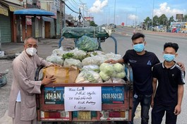 Rau củ quả được vận chuyển bằng xe ba gác đến các khu cách ly