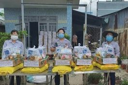 Ban Từ thiện - Xã hội Phật giáo tỉnh Cà Mau, Phân ban Gia đình Phật tử tỉnh đã trao tặng 700 phần quà đến bà con 