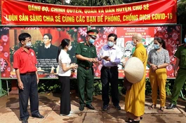 Đoàn từ thiện tặng quà đến những chiến sĩ, lực lượng phòng chống dịch tại 8 chốt phong tỏa