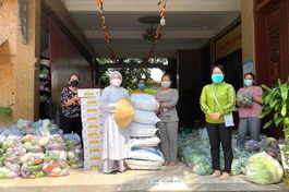 Ni trưởng Thích nữ Như Thảo chuẩn bị 350 phần quà chuyển đến tặng những hộ đang cách ly thuộc xã Phú Xuân