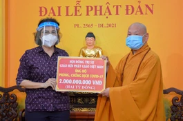Hòa thượng Thích Thiện Nhơn trao 2 tỷ đồng đến bà Tô Thị Bích Châu nhằm đóng góp quỹ phòng chống Covid-19 của Thành phố - Ảnh: Công Minh