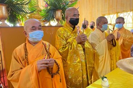 Chư tôn đức giáo phẩm niêm hưởng tại lễ nhập kim quan Ni trưởng Thích nữ Huệ Châu