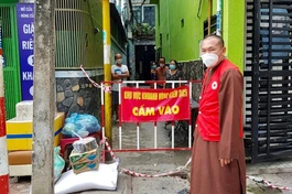 Chùa Vạn Liên cúng dường 10 tự viện trên địa bàn quận 8 trong mùa giãn cách