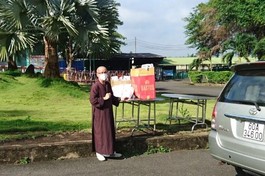 Chùa Tịnh Quang trao quà đến y bác sĩ Bệnh viện Dã chiến Dầu Giây