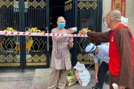 Thượng tọa Thích Lệ Quang cúng dường vật phẩm đến 15 tự viện trên địa bàn bị phong tỏa