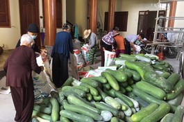 Các Phật tử hỗ trợ đóng gói rau củ quả giúp chư Ni Phật giáo huyện Thăng Bình để chuyển quà đến TP.HCM