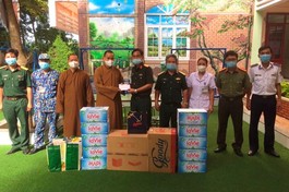  Ban Trị sự GHPGVN TP.Vũng Tàu và chùa Liên Trì tặng quà đến các khu cách ly