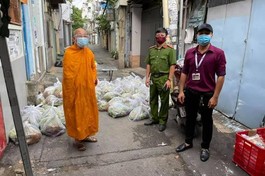  Thượng tọa Thích Minh Lộc trao quà tại khu vực phong tỏa trên địa bàn quận Bình Thạnh