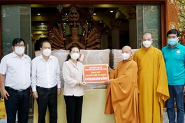 Hòa thượng Thích Thiện Nhơn trao bảng tặng 6 máy thở đa năng đến Thành phố hỗ trợ điều trị Covid-19