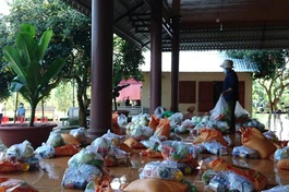  Hội Từ thiện chùa Tịnh Quang, thị trấn Dầu Giây trao quà đến 100 người bán vé số khó khăn - Ảnh: T.Q