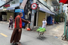 Thượng tọa Thích Lệ Quang tặng quà đến các khu cách ly