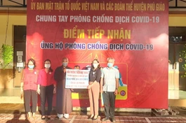 Hòa thượng Thích Huệ Thông thay mặt Ban Trị sự Phật giáo tỉnh trao ủng hộ phòng chống Covid-19