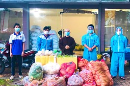 Các bạn sinh viên được đại diện tòa soạn báo Giác Ngộ và chùa Vạn Đức hỗ trợ