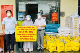 Ni trưởng Thích nữ Như Thảo tặng quà tại Ủy ban MTTQVN huyện Nhà Bè để tặng bà con nơi phong tỏa