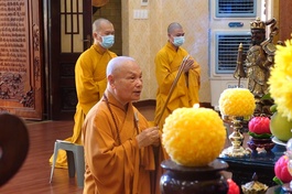 Hòa thượng Thích Thiện Nhơn niêm hương tưởng niệm anh linh anh hùng liệt sĩ - Ảnh: Công Minh