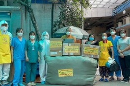 Đại đức Thích Minh Phú trao 10 máy trợ thở đến Bệnh viện Bình Dân - Ảnh: T.N