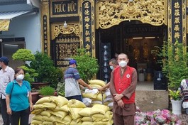 Thượng tọa Thích Lệ Quang, trụ trì chùa Vạn Liên tặng quà đến các khu cách ly, người cơ nhỡ