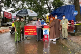 Thượng tọa Thích Quảng Hiền thăm, tặng quà động viên tại 8 chốt kiểm dịch trên địa bàn TP.Gia Nghĩa