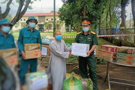 Trao quà đến đại diện tại khu cách ly huyện Chư Păh