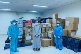 Bác sĩ Phạm Đăng Trọng Tường (bìa trái) tiếp nhận quà từ Sư cô Thích nữ Nhuận Bình đại diện nhóm tình nguyện viên Phật giáo trao tặng