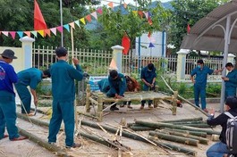 Lực lượng dân quân đóng giường tre gửi vào khu cách ly