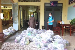 Đại đức Thích Nhuận Quán, trụ trì chùa Phổ Hiền nhận quà và tặng đến bà con Hội Đồng hương Quảng Nam 