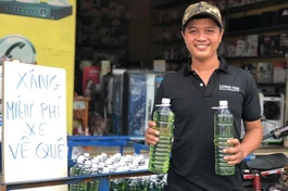Anh Ngô Long và những chai xăng miễn phí giúp người về quê trong những ngày vừa qua