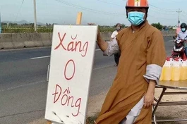 Đại đức Thích Quảng Thắng, trụ trì chùa Xuân An bên "Cây xăng 0 đồng" phục vụ người về quê bằng xe máy