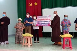 Trao hỗ trợ đến bà con mùa giãn cách phòng chống dịch Covid-19