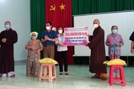 Trao hỗ trợ đến bà con mùa giãn cách phòng chống dịch Covid-19