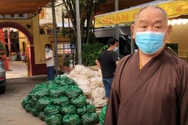 Phật giáo quận 8 tiếp nhận 7 tấn rau củ để tặng đến khu cách ly, người cơ nhỡ