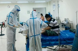 Nhiều bệnh nhân đang còn khỏe nhưng chốc lát lại trở nặng, nhóm hỗ trợ đưa các F0 xuống phòng cấp cứu 