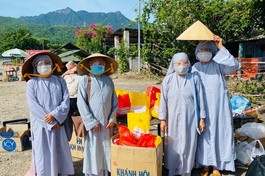 Thành viên của Ban Từ thiện - xã hội chuẩn bị quà tại điểm tập trung đèo Hải Vân