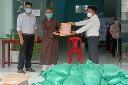 Chùa Phước Duyên trao tặng 300 phần quà đến bà con khu vực phong tỏa, khu cách ly