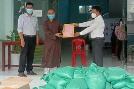 Chùa Phước Duyên trao tặng 300 phần quà đến bà con khu vực phong tỏa, khu cách ly
