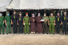 Hòa thượng Thích Huệ Thông trao quà, động viên lực lượng kiểm dịch tại chốt kiểm dịch thuộc Trại giam Bố Lá - Ảnh: PGBD