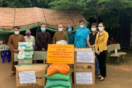 Đại đức Thích Nhuận Đạo, Phó Trưởng ban Trị sự GHPGVN tỉnh Gia Lai trao quà đến khu cách ly