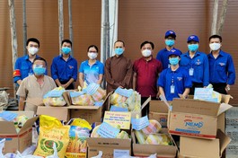 Đại đức Thích Thanh Nguyên, Trưởng ban Trị sự quận Liên Chiểu huẩn bị nhiều phần quà hỗ trợ đến các nơi phong tỏa