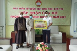 Đại diện Ủy ban MTTQVN tỉnh Bến Tre tiếp nhận lương thực, thực phẩm của Ban Trị sự Phật giáo tỉnh gởi bà con TP.HCM