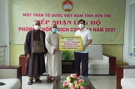 Đại diện Ủy ban MTTQVN tỉnh Bến Tre tiếp nhận lương thực, thực phẩm của Ban Trị sự Phật giáo tỉnh gởi bà con TP.HCM