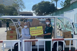 Sư cô Thích nữ Huệ Đức trao quà hỗ trợ y bác sĩ Bệnh viện Quân y 175 hỗ trợ tuyến đầu chống Covid-19- Ảnh: QÂTV