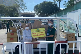 Sư cô Thích nữ Huệ Đức trao quà hỗ trợ y bác sĩ Bệnh viện Quân y 175 hỗ trợ tuyến đầu chống Covid-19- Ảnh: QÂTV