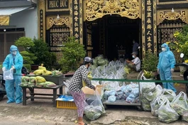 Chùa Vạn Liên trao quà đến người cơ nhỡ, khó khăn do Covid-19 trên địa bàn quận 8