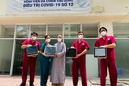 Sư cô Thích nữ Nhuận Bình, đại diện nhóm tình nguyện viên Phật giáo và các nhà tài trợ trao tặng 5 máy Monitor đến Bệnh viện Dã chiến thu dung số 12