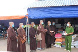 Hòa thượng Thích Chơn Tịnh cùng chư Tăng Phật giáo quận 8 trao quà tại các chốt kiểm dịch