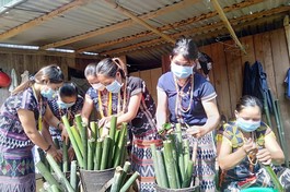 Những bàn tay mềm mại đưa gạo vào ống để nấu chứa đầy yêu thương